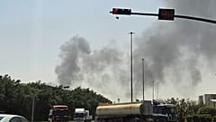 تسير المركبات على طول الطريق بينما يتصاعد الدخان الأسود من حريق في منشأة نفطية في منطقة صناعية بجنوب الرياض، المملكة العربية السعودية، السبت 3 أكتوبر 2026. (صورة AP)