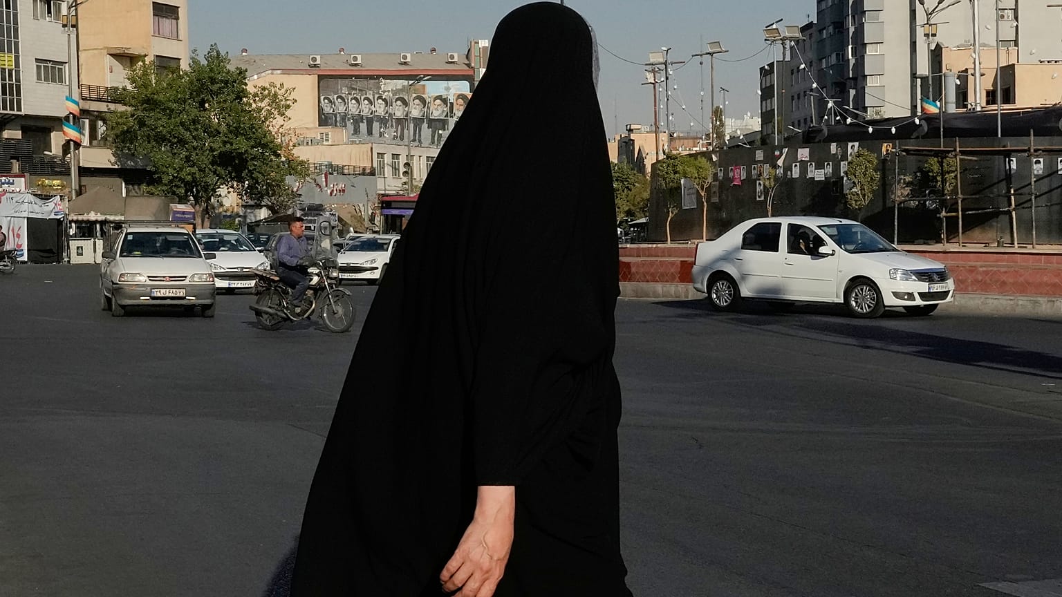 امرأة تمشي عبر ساحة الثورة الإسلامية في وسط مدينة طهران، الثلاثاء 15 سبتمبر 2026. (AP Photo/فاهد سليمي)