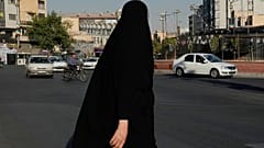 امرأة تمشي عبر ساحة الثورة الإسلامية في وسط مدينة طهران، الثلاثاء 15 سبتمبر 2026. (AP Photo/فاهد سليمي)