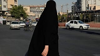 امرأة تمشي عبر ساحة الثورة الإسلامية في وسط مدينة طهران، الثلاثاء 15 سبتمبر 2026. (AP Photo/فاهد سليمي)