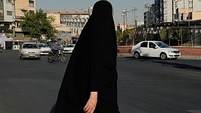 امرأة تمشي عبر ساحة الثورة الإسلامية في وسط مدينة طهران، الثلاثاء 15 سبتمبر 2026. (AP Photo/فاهد سليمي)
