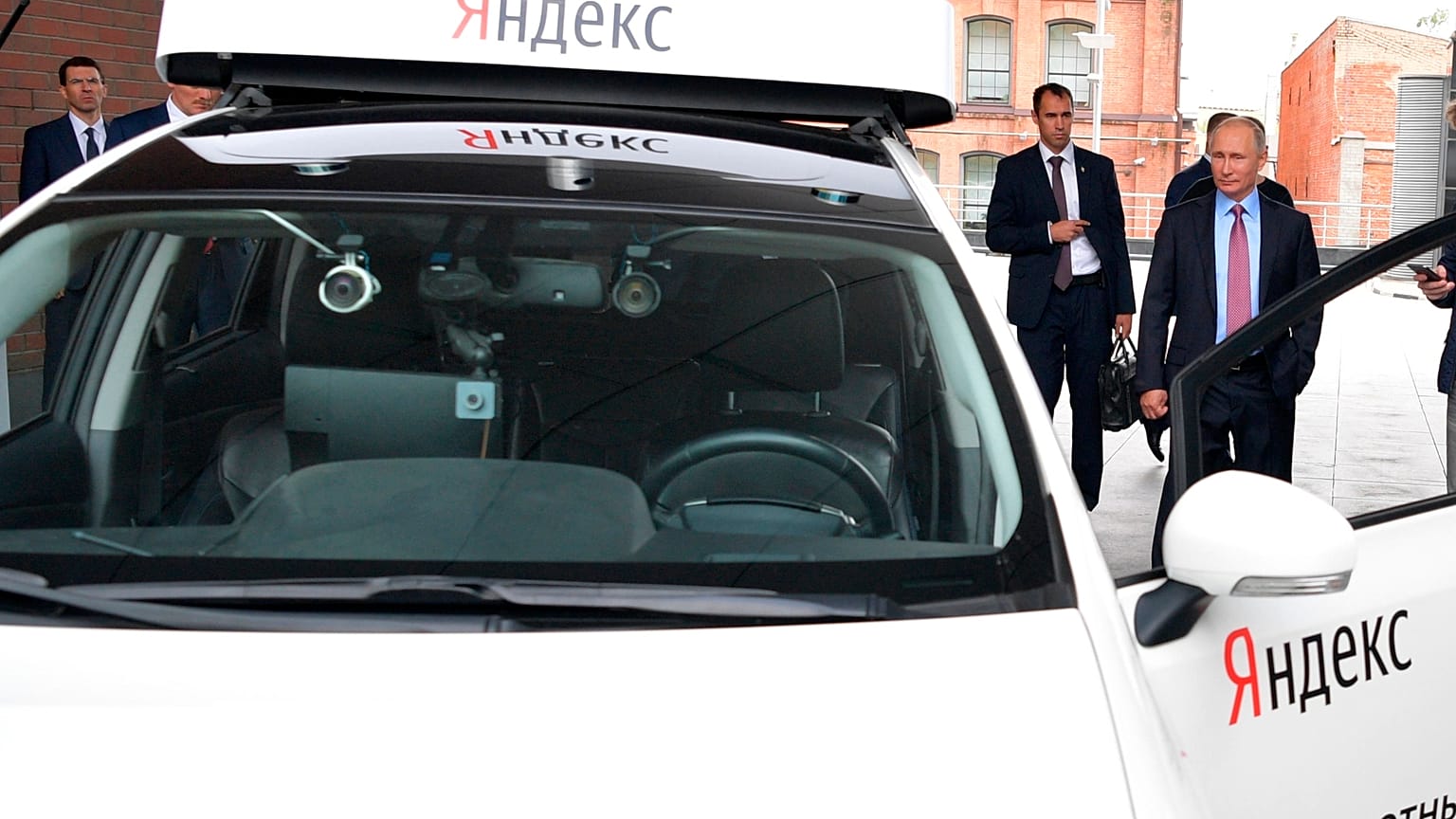 Vlagyimir Putyin orosz elnök (jobbra) megtekinti egy pilóta nélküli jármű aktuális prototípusát Oroszország legnagyobb internetes keresőmotorja, a Yandex moszkvai központjában