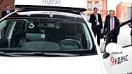 Vlagyimir Putyin orosz elnök (jobbra) megtekinti egy pilóta nélküli jármű aktuális prototípusát Oroszország legnagyobb internetes keresőmotorja, a Yandex moszkvai központjában