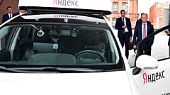 Vlagyimir Putyin orosz elnök (jobbra) megtekinti egy pilóta nélküli jármű aktuális prototípusát Oroszország legnagyobb internetes keresőmotorja, a Yandex moszkvai központjában
