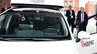 Vlagyimir Putyin orosz elnök (jobbra) megtekinti egy pilóta nélküli jármű aktuális prototípusát Oroszország legnagyobb internetes keresőmotorja, a Yandex moszkvai központjában