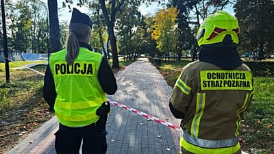 ينظر شرطي ورجل إطفاء متطوع باتجاه الشارع، بالقرب من منطقة مطوّقة أمنياً، عقب هجوم استهدف مجمع المدارس المهنية رقم 4 في مدينة أوستروليكا ببولندا، يوم الأربعاء 7 أكتوبر 2026