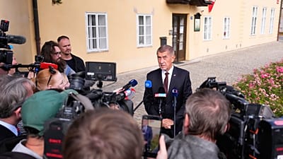 Премьер-министр Чехии Андрей Бабиш общается с прессой после голосования на выборах в сенат и органы местной власти в Пругоницах, Чехия, в пятницу, 9 октября 2026 года.