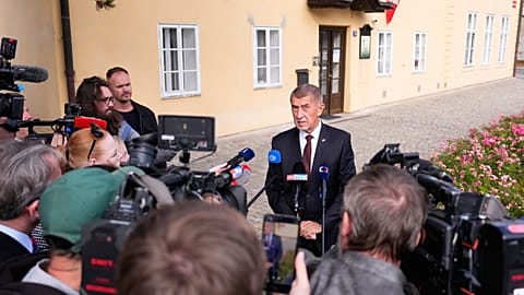 El primer ministro checo, Andrej Babis, habla con la prensa tras votar en las elecciones al Senado y municipales en Pruhonice, República Checa, el viernes 9 de octubre de 2026.