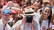 O presidente brasileiro Luiz Inácio Lula da Silva, que se candidata à reeleição, posa para fotografias durante um comício de campanha