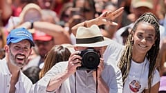 O presidente brasileiro Luiz Inácio Lula da Silva, que se candidata à reeleição, posa para fotografias durante um comício de campanha