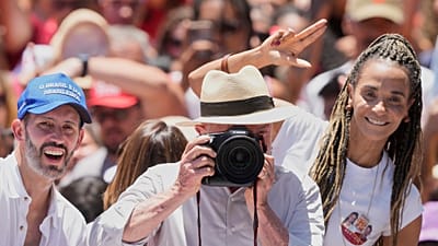 O presidente brasileiro Luiz Inácio Lula da Silva, que se candidata à reeleição, posa para fotografias durante um comício de campanha
