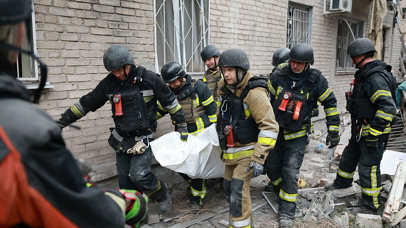 Rettungskräfte bergen nach einem russischen Luftangriff in Saporischschja eine Leiche aus den Trümmern eines zerstörten Wohnhauses.