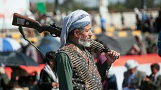 أحد أنصار الحوثيين في اليمن يحمل بندقيته خلال مسيرة مؤيدة للجماعة في صنعاء، اليمن، يوم الجمعة، 9 أكتوبر 2026. 