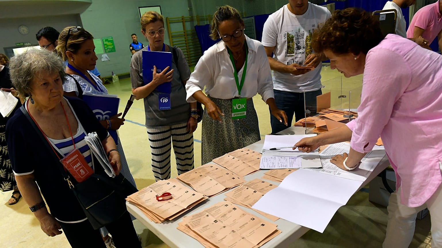 Funcionarios electorales cuentan las papeletas en un colegio electoral de Pamplona, ​​en el norte de España, el domingo 23 de julio de 2023.