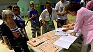Funcionarios electorales cuentan las papeletas en un colegio electoral de Pamplona, ​​en el norte de España, el domingo 23 de julio de 2023.