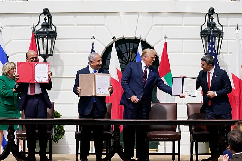 الرئيس دونالد ترامب مع وزير الخارجية البحريني ورئيس الوزراء الإسرائيلي ووزير الخارجية الإماراتي خلال مراسم توقيع "اتفاقيات أبراهام" يوم الثلاثاء 15 سبتمبر 2020، في واشنطن