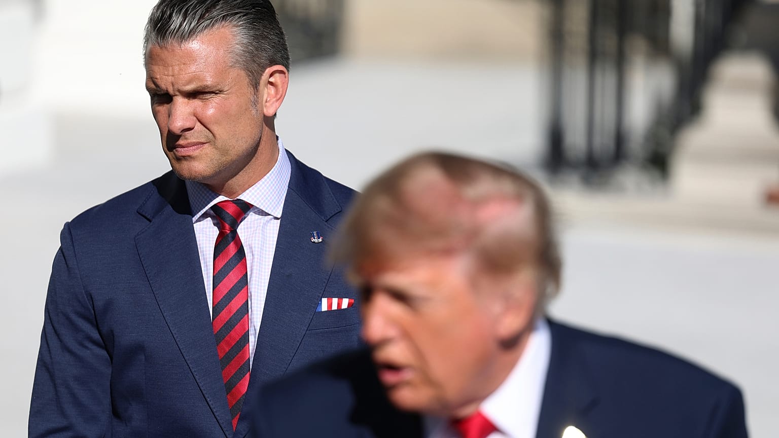 ABD Savunma Bakanı Hegseth, Trump'ın Beyaz Saray'dan Marine One helikopteriyle ayrılmadan önce yaptığı basın açıklamasını dinliyor, 6 Ekim 2026.