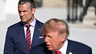 ABD Savunma Bakanı Hegseth, Trump'ın Beyaz Saray'dan Marine One helikopteriyle ayrılmadan önce yaptığı basın açıklamasını dinliyor, 6 Ekim 2026.