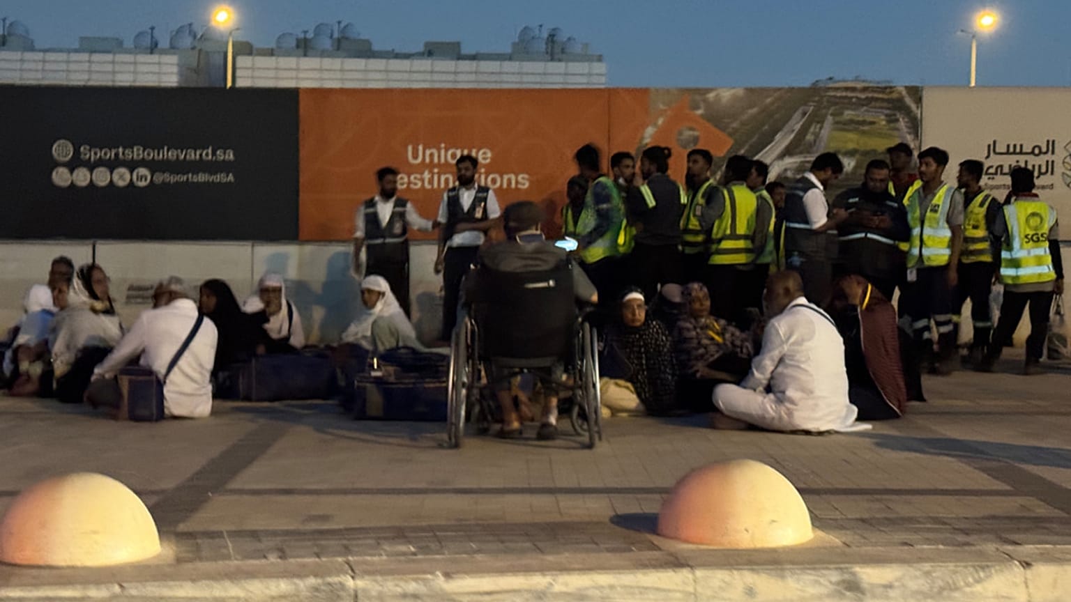 Suudi Arabistan'ın Riyad kentinde, 10 Ekim 2026 Cumartesi günü Kral Halid Uluslararası Havalimanı'na giden yol üzerindeki bir metro istasyonunun önünde insanlar toplanıyor.