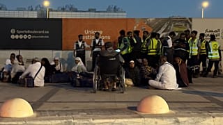 Suudi Arabistan'ın Riyad kentinde, 10 Ekim 2026 Cumartesi günü Kral Halid Uluslararası Havalimanı'na giden yol üzerindeki bir metro istasyonunun önünde insanlar toplanıyor.
