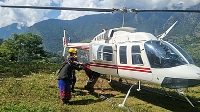 En esta foto proporcionada por el Ejército de Nepal, un helicóptero evacúa a residentes afectados por las inundaciones del río Budhi Gandaki el 11 de octubre de 2026.