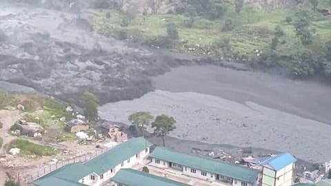Légi felvétel egy hadsereg helikopteréről, a villámárvíz miatt megduzzadt Budhi Gandaki folyóról.