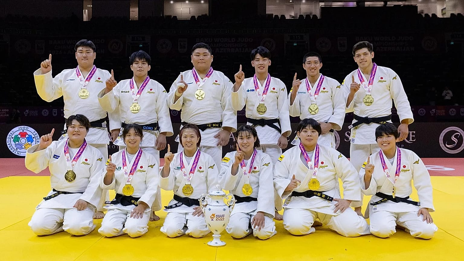 The new world mixed team champions.