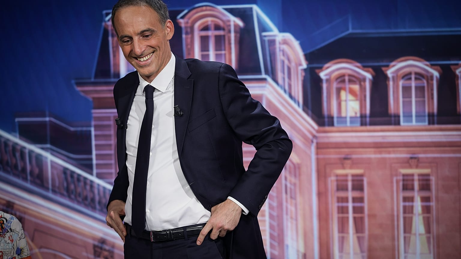 Raphaël Glucksmann attend avant un débat télévisé organisé par BFM à Paris, le dimanche 4 octobre 2026.