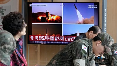 Un écran de télévision montre des images d'archives de tirs de missiles nord-coréens pendant un journal télévisé à la gare de Séoul, 12 octobre 2026