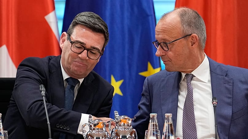 Le Premier ministre britannique Andy Burnham et le chancelier allemand Friedrich Merz ont évoqué l'ingérence russe dans la politique européenne. 8 octobre 2026.