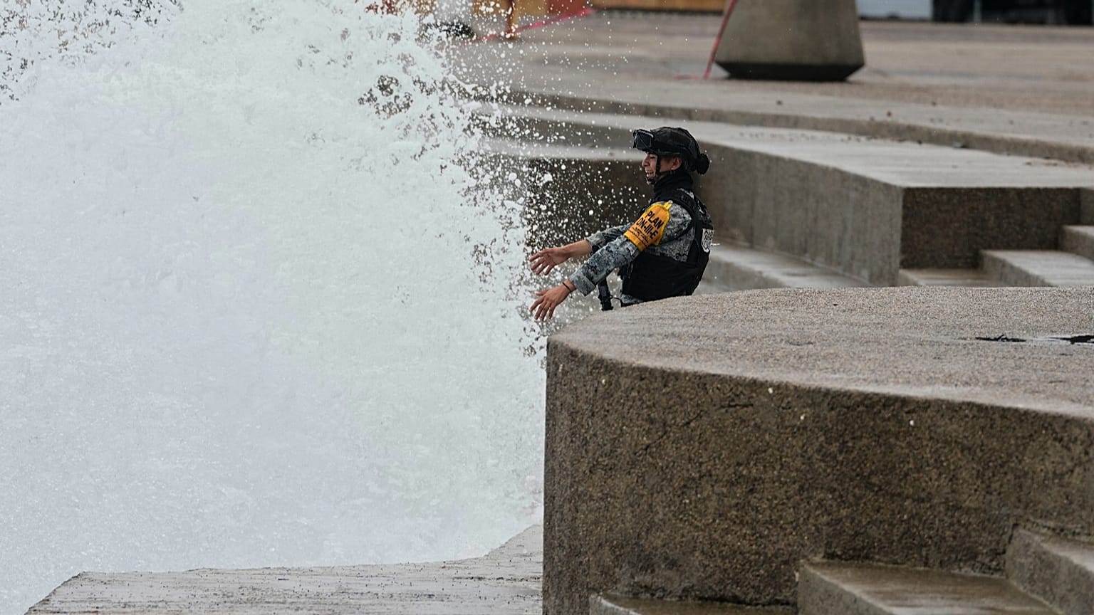 Un miembro de la Guardia Nacional que patrulla se enfrenta a las olas que rompen a medida que el huracán Simón se acerca a Puerto Vallarta, el 11 de octubre de 2026.