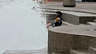 Un miembro de la Guardia Nacional que patrulla se enfrenta a las olas que rompen a medida que el huracán Simón se acerca a Puerto Vallarta, el 11 de octubre de 2026.