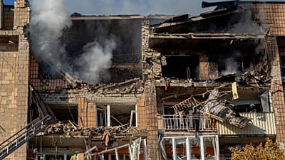 Жилой дом горит после российского авиаудара по Харькову, 12 октября 2026 года