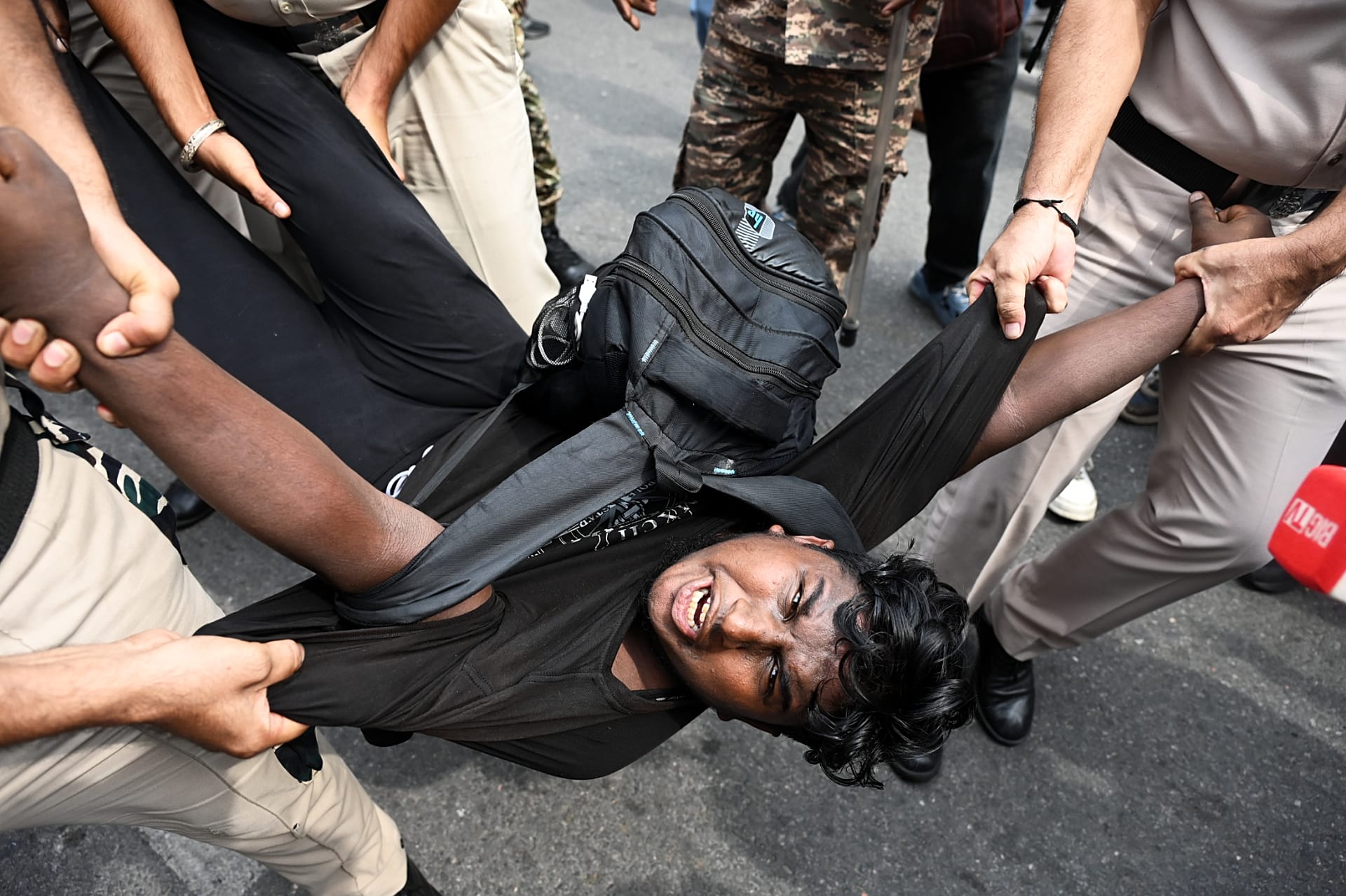 Police detain a protester during a youth demonstration demanding the resignation of the country's election chief in New Delhi, 11 October, 2026