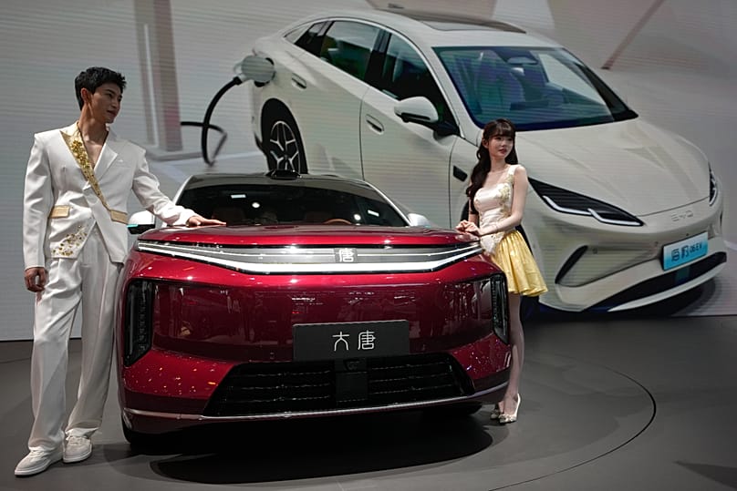 najnowszy model samochodu elektrycznego chińskiego producenta BYD, pokazany na salonie Auto China 2026 w Pekinie 25 kwietnia 2026 r. (Fot. AP/Andy Wong, archiwum)