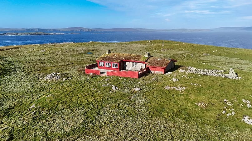 Auf der Insel steht eine traditionelle Steinhütte, die nicht an das öffentliche Stromnetz angeschlossen ist