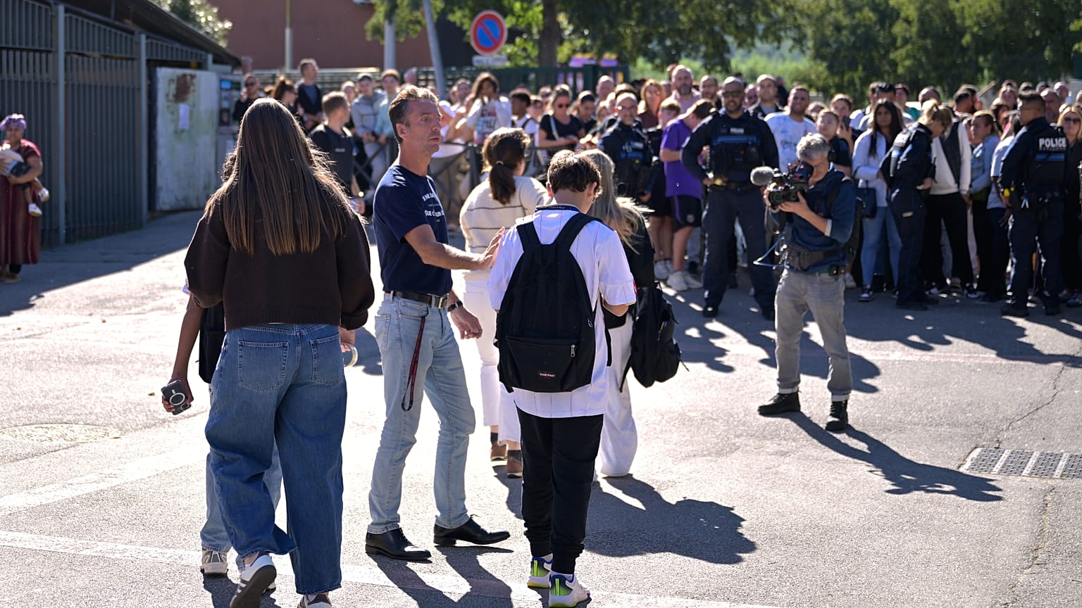 Des policiers évacuent les élèves du collège Joseph-Lakanal après une fusillade, à Aubagne, en France, le 12 octobre 2026.