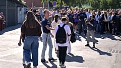 Des policiers évacuent les élèves du collège Joseph-Lakanal après une fusillade, à Aubagne, en France, le 12 octobre 2026.