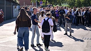 Des policiers évacuent les élèves du collège Joseph-Lakanal après une fusillade, à Aubagne, en France, le 12 octobre 2026.