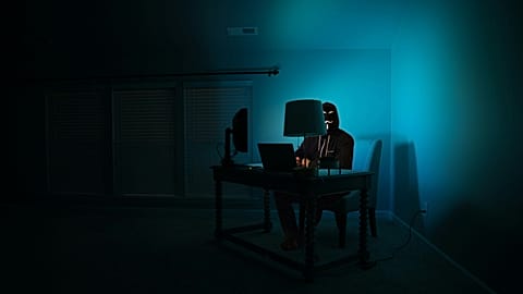 Fotografia de um hacker a trabalhar no portátil, 11 de julho de 2019