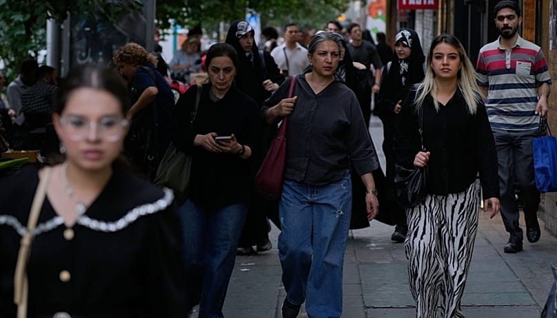 رهگذران در خیابان‌های تهران