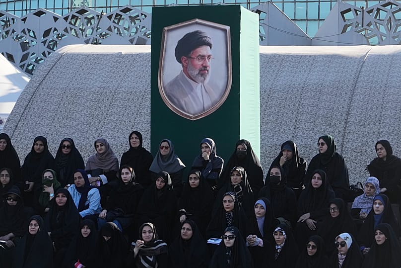 متطوعون يشاركون في دورة تدريب عسكري تحت صورة المرشد الأعلى الإيراني مجتبى خامنئي في ساحة الإمام الحسين بطهران، 4 أكتوبر/تشرين الأول 2026. 