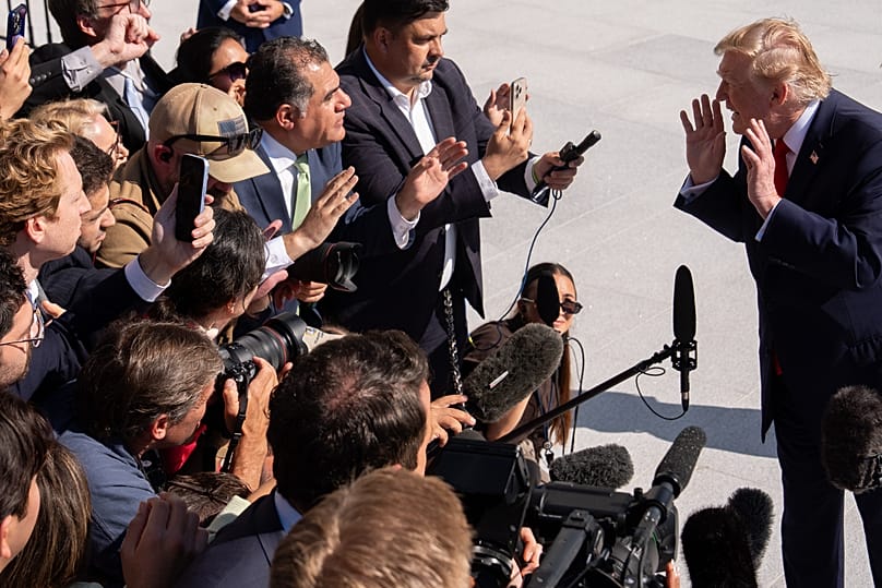 الرئيس الأميركي دونالد ترامب يتحدث إلى الصحافيين قبل صعوده إلى مروحية الرئاسة في البيت الأبيض بواشنطن، 13 أكتوبر/تشرين الأول 2026.