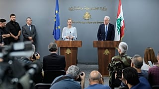 La jefa de la diplomacia de la UE, Kaja Kallas, izquierda., habla en una rueda de prensa conjunta con el ministro libanés de Exteriores, Youssef Rajji, en Beirut
