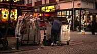 صبي ينبش حاوية قمامة في منطقة كاديكوي بإسطنبول التركية، السبت 7 ديسمبر 2024.