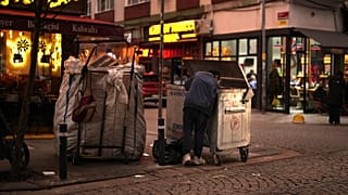 صبي ينبش حاوية قمامة في منطقة كاديكوي بإسطنبول التركية، السبت 7 ديسمبر 2024.