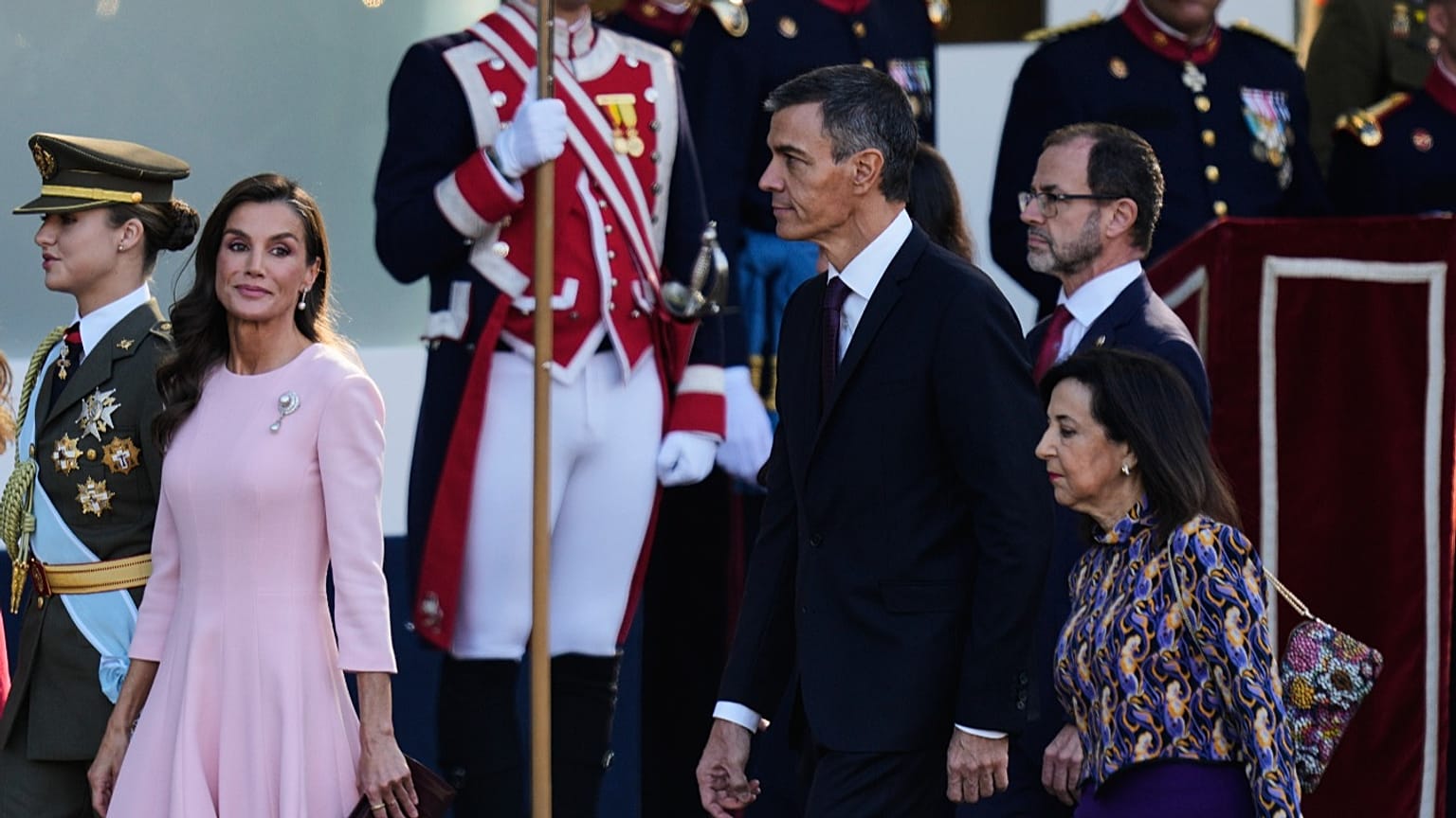 Pedro Sánchez camina junto a su ministra de Defensa, Margarita Robles, siguiendo a la reina Letizia y a la princesa Leonor de Borbón en el desfile del 12O de 2026