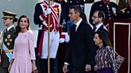 Pedro Sánchez camina junto a su ministra de Defensa, Margarita Robles, siguiendo a la reina Letizia y a la princesa Leonor de Borbón en el desfile del 12O de 2026