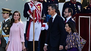 Pedro Sánchez camina junto a su ministra de Defensa, Margarita Robles, siguiendo a la reina Letizia y a la princesa Leonor de Borbón en el desfile del 12O de 2026