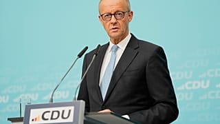 Bundeskanzler Friedrich Merz informiert die Medien während einer Pressekonferenz am Montag, dem 12. Oktober 2026, in der Zentrale der CDU in Berlin.